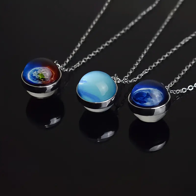 Collar del Sistema Solar con Colgante de Cristal – Elegancia Universal para Todos
